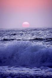 Image du Maroc Professionnelle de  Un magnifique coucher de soleil sur la plage de Souiria Lekdima à 30 Km au sud de Safi, dans cette splendide région du Maroc sur l'océan atlantique. De nombreux européens profitent des joies de la mer sur cette plage un peu désertée par les marocains, le 5 Janvier 2007. (Photo / Abdeljalil Bounhar)